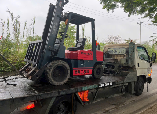 Xe nâng điện bị tụt pin nhanh – Có cần thay pin không? Xe Nâng Minh Khôi