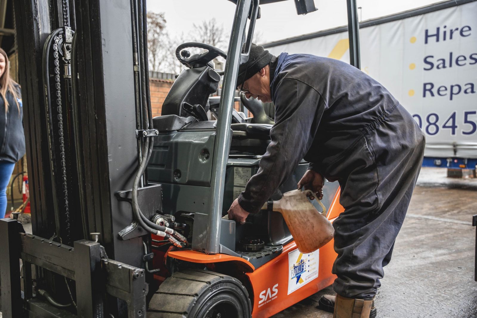 Cách bảo quản xe nâng trong mùa mưa ẩm tại Hà Nội