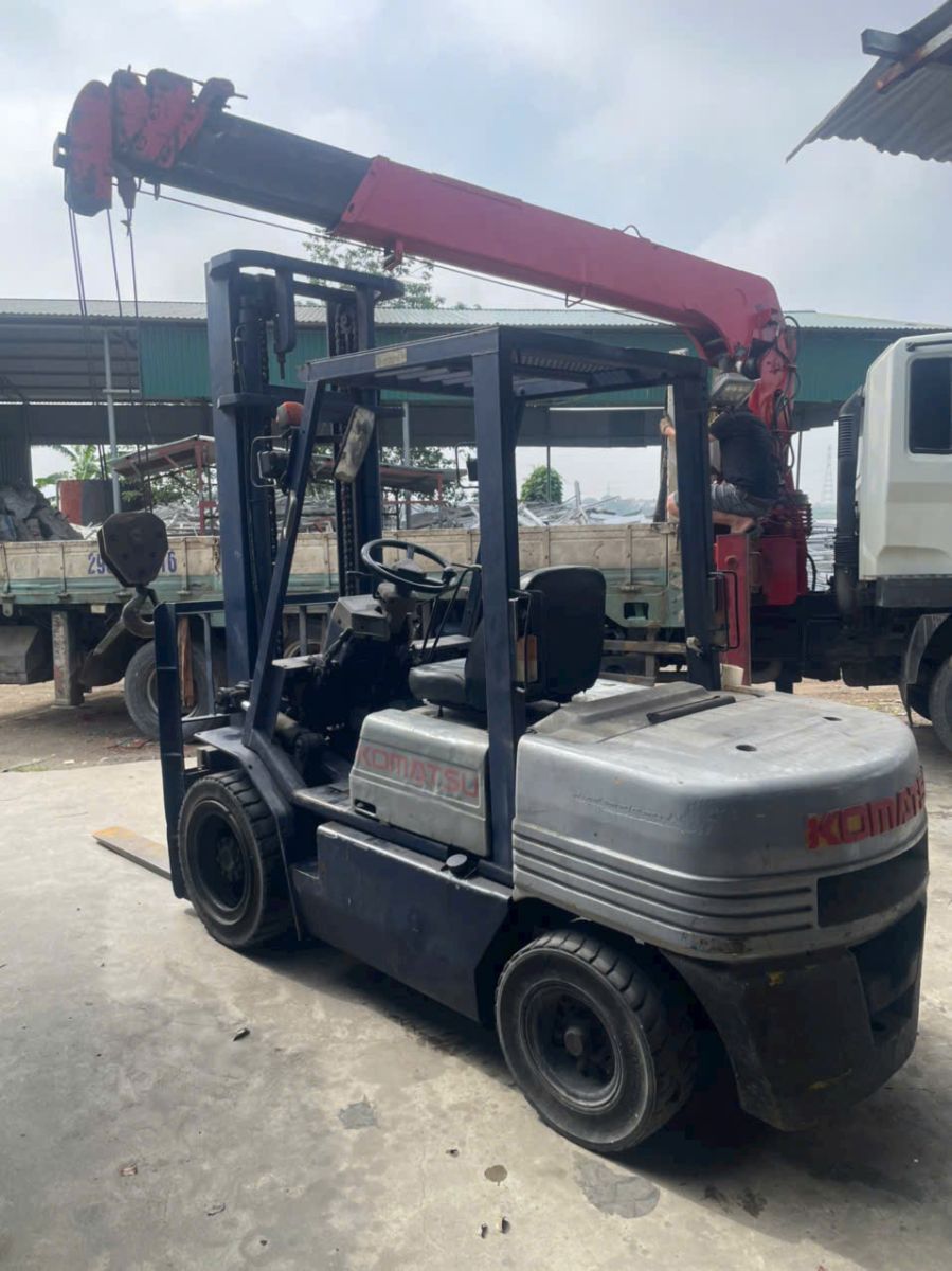 Doanh nghiệp nên chọn xe nâng Nhật Bãi nhập khẩu hay xe lắp ráp trong nước? Xe Nâng Minh Khôi