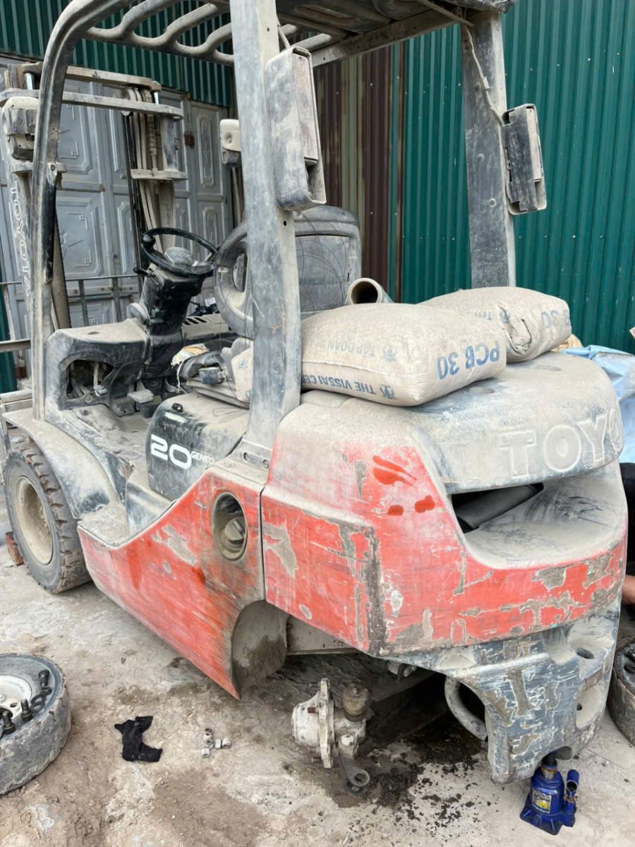 Sửa xe nâng khẩn cấp ngoài giờ tại Hà Nội, hỗ trợ nhà máy hoạt động 2–3 ca, xử lý nhanh sự cố động cơ, thủy lực, điện và phanh. Xe Nâng Minh Khôi hỗ trợ tận nơi.