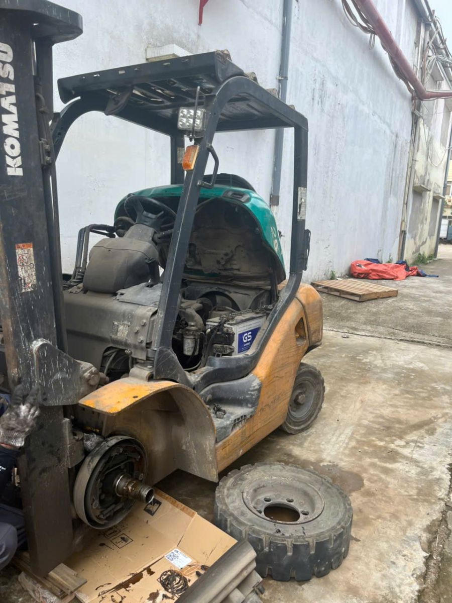 Xe nâng đang chạy bị mất điện đột ngột – Kiểm tra hệ thống điện và điều khiển