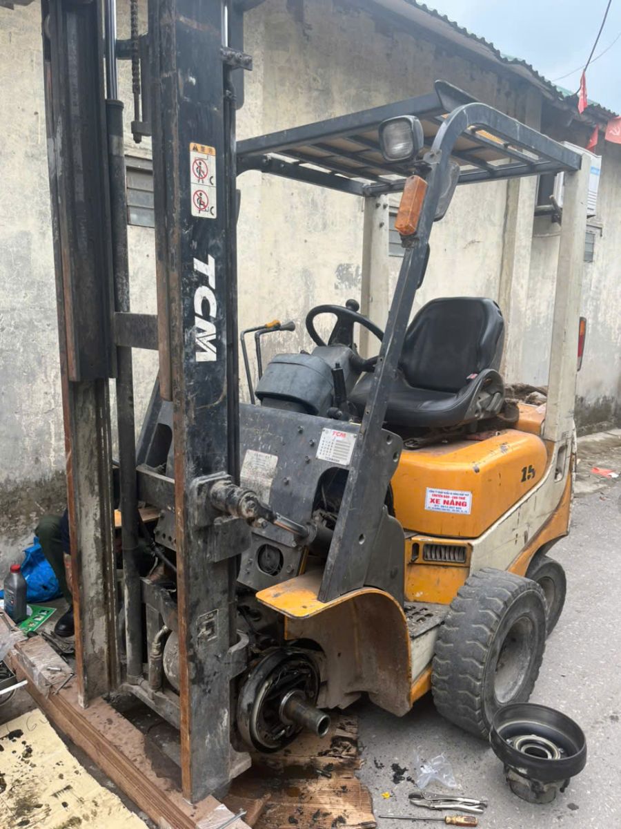 Xe nâng đang chạy bị mất điện đột ngột – Kiểm tra hệ thống điện và điều khiển