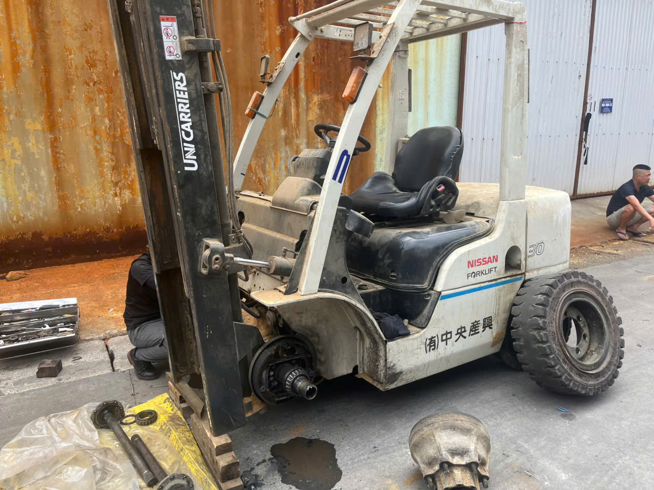 Xe nâng điện không sạc được bình – Kiểm tra bộ sạc, ắc quy và hệ thống điện
