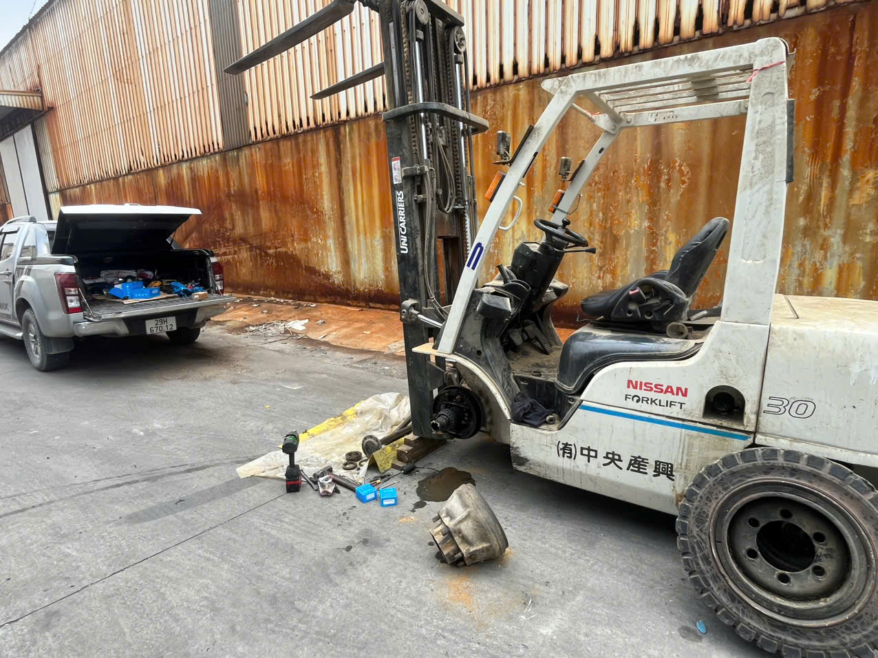 Xe nâng điện không sạc được bình – Kiểm tra bộ sạc, ắc quy và hệ thống điện