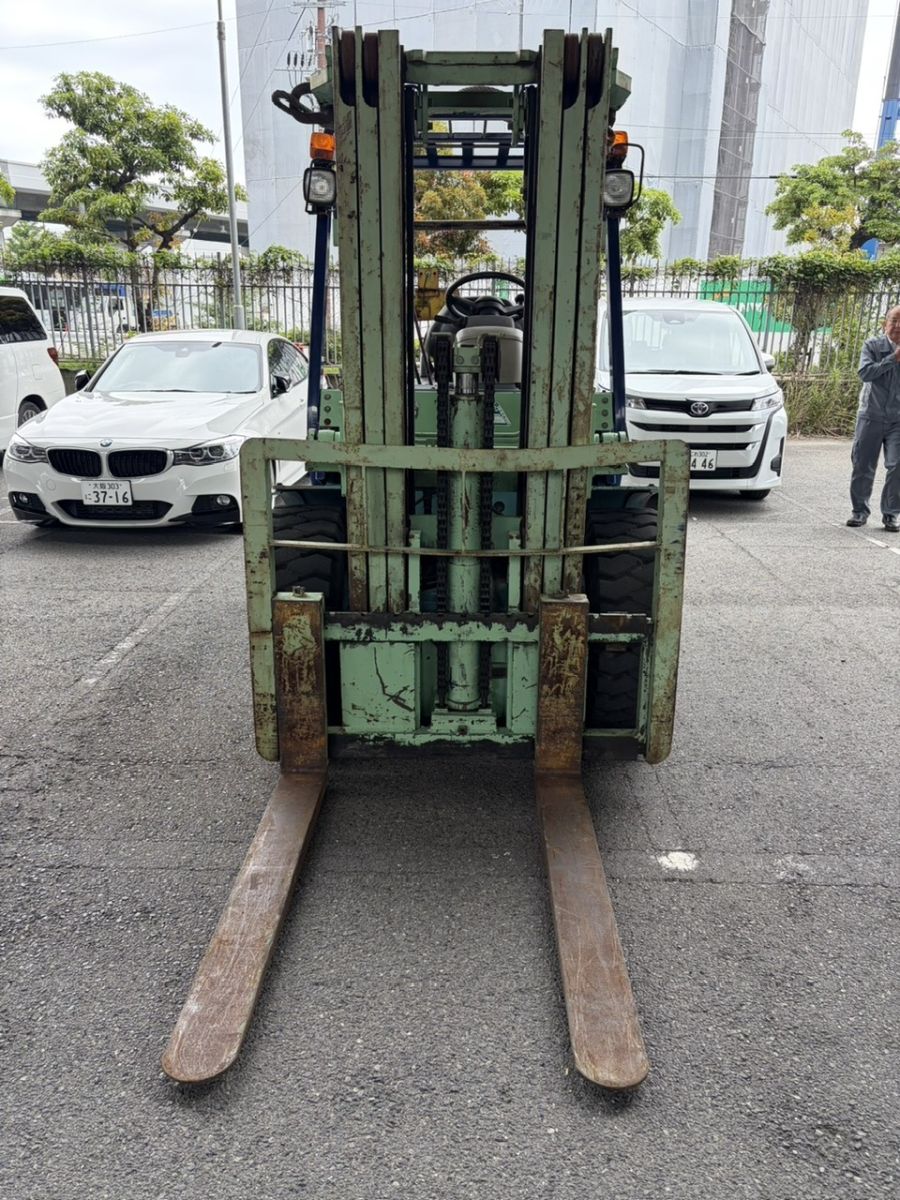Doanh nghiệp trong KCN Minh Quang nên thuê hay mua xe nâng?