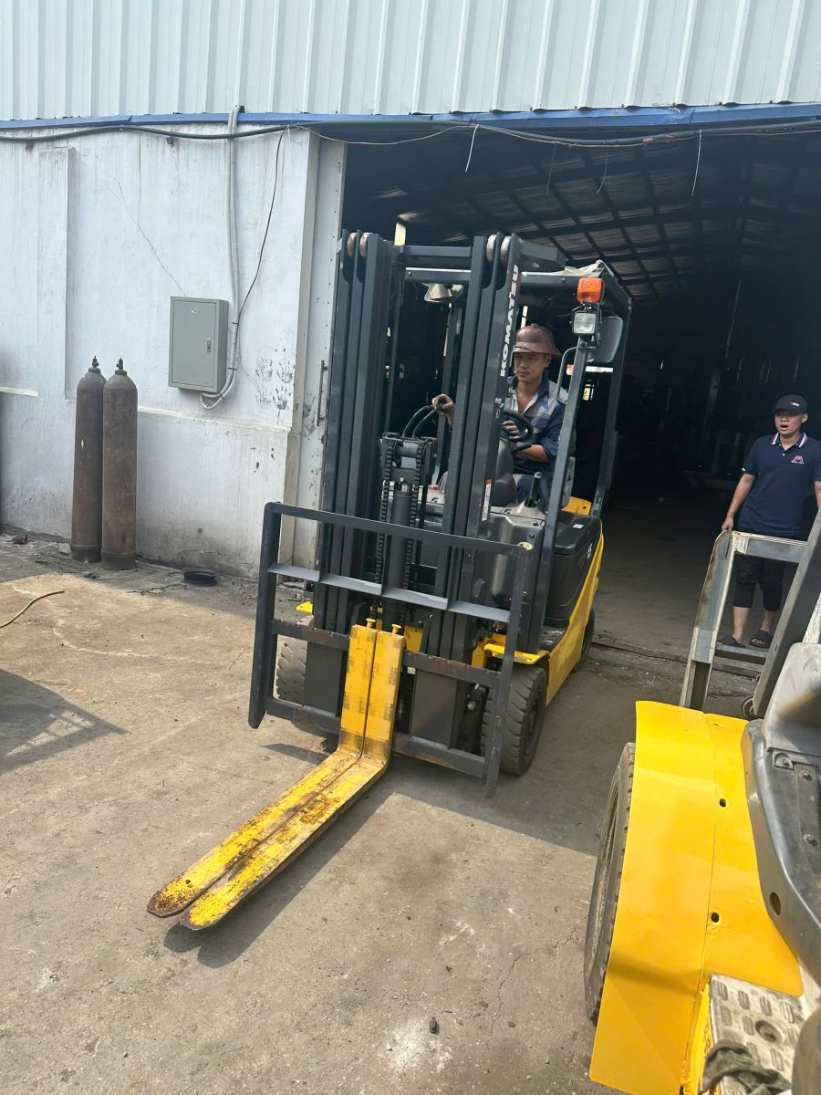 Những lưu ý khi vận hành xe nâng trong kho hẹp tại Hà Nội