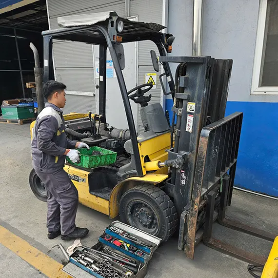 Kỹ thuật viên Minh Khôi bảo dưỡng xe nâng Mitsubishi 1.5 tấn.