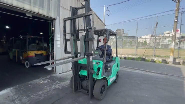 Xe nâng bị kẹt càng, không hạ xuống – Cách khắc phục an toàn