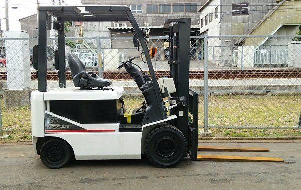 Xe nâng bị kẹt càng, không hạ xuống – Cách khắc phục an toàn