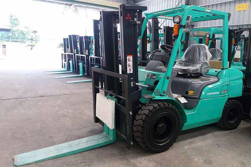 Xe nâng bị kẹt càng, không hạ xuống – Cách khắc phục an toàn