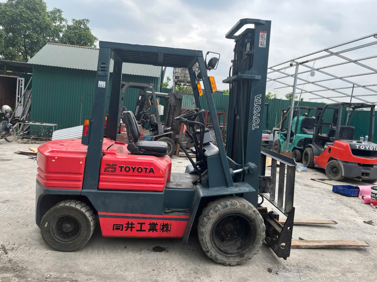 Xe nâng Nhật Bãi và xe nâng mới – So sánh chi phí đầu tư & vận hành