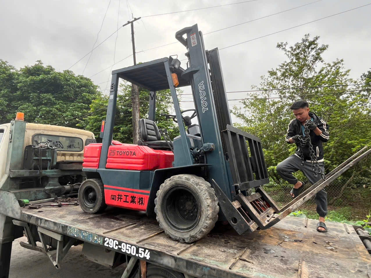 Có nên bán xe nâng cũ hay tiếp tục sử dụng? Xe Nâng Minh Khôi