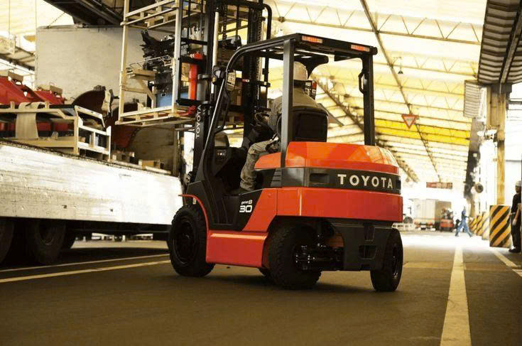 Xe nâng điện trong kho thực phẩm