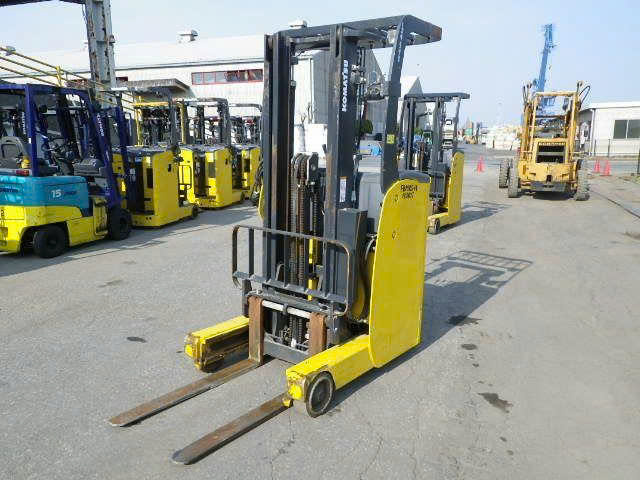 Ảnh xe nâng điện Nhật Bản trong kho