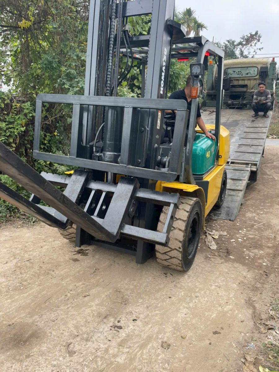 Cách sạc pin xe nâng điện đúng cách để tăng tuổi thọ | Xe Nâng Minh Khôi