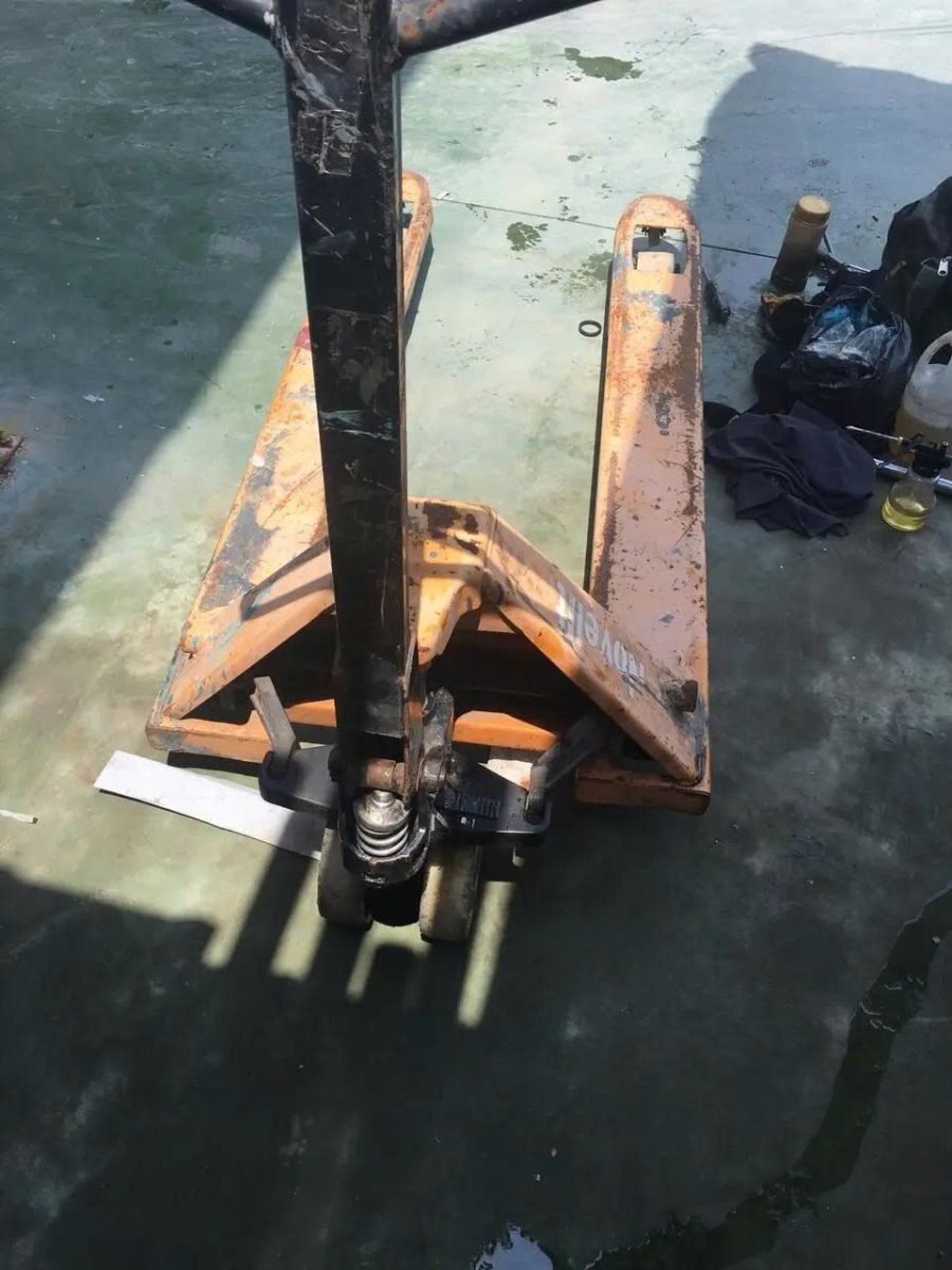 Càng xe nâng bị cong, mòn