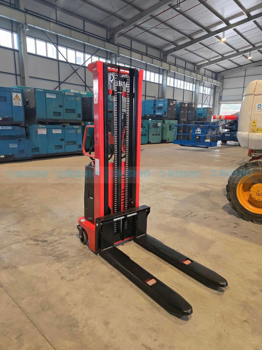 Ảnh xe nâng trong kho logistics