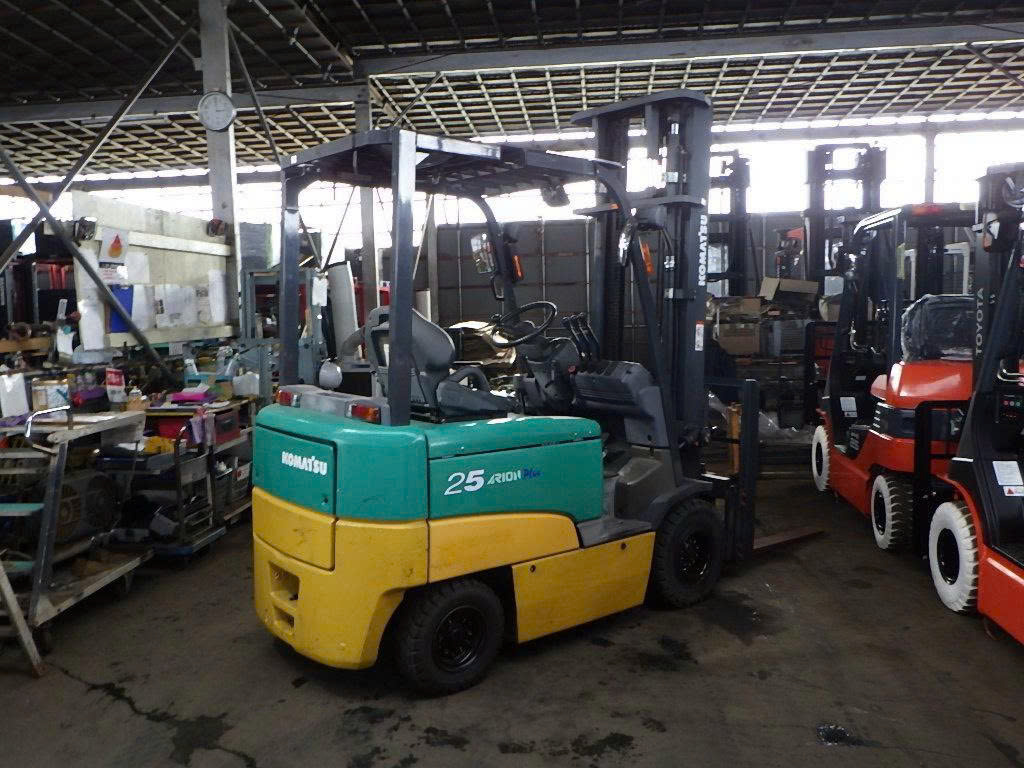 Ảnh kỹ thuật viên sửa xe