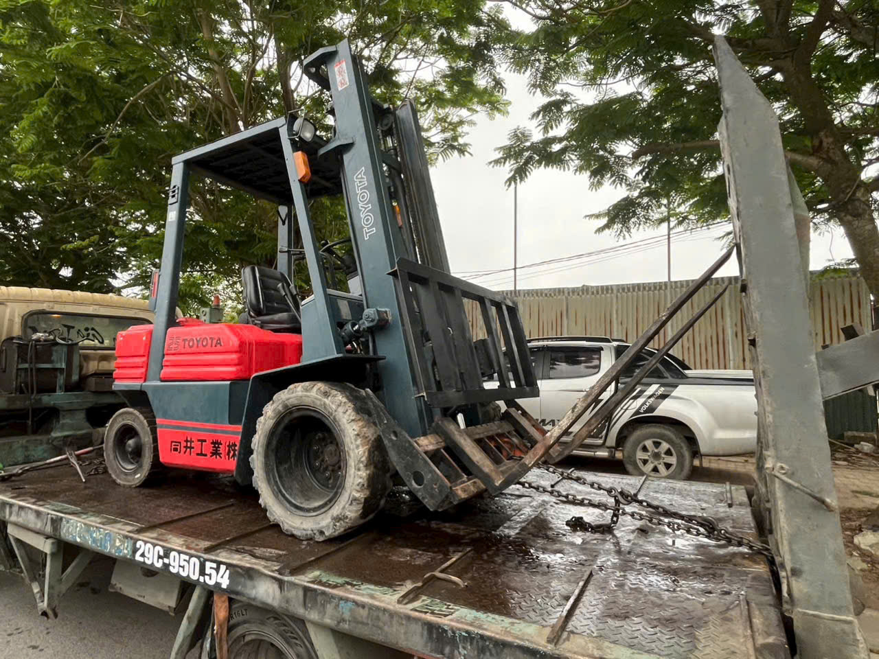 Xe nâng điện bị tụt pin nhanh – Có cần thay pin không? Xe Nâng Minh Khôi