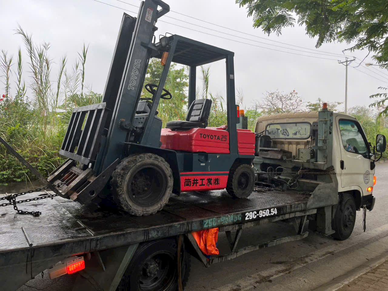Xe nâng điện bị tụt pin nhanh – Có cần thay pin không? Xe Nâng Minh Khôi