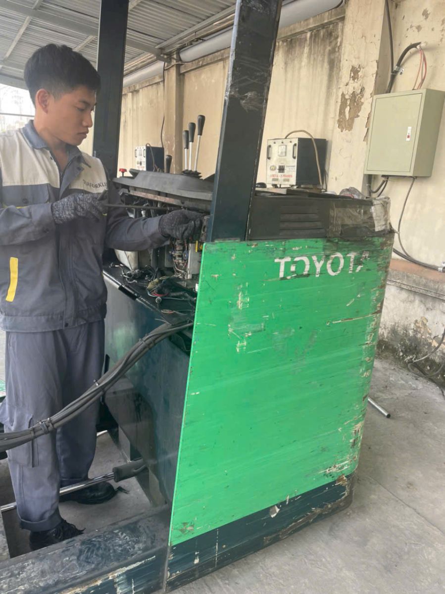 Sửa chữa xe nâng tại KCN Phố Nối