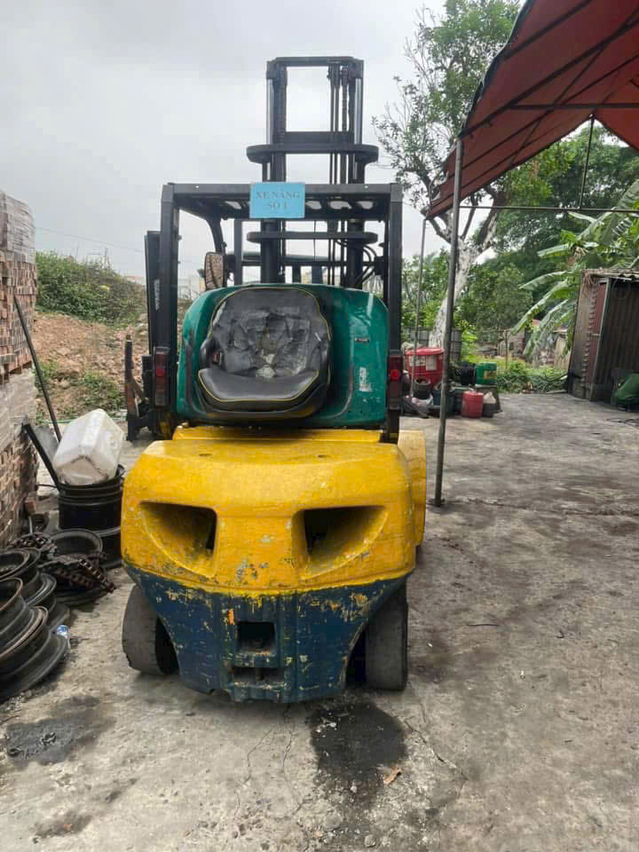 Kỹ thuật viên Xe Nâng Minh Khôi đang bảo dưỡng xe nâng điện tại Thái Nguyên