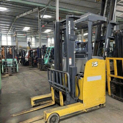 thay pin xe nâng điện Komatsu tại kho xưởng