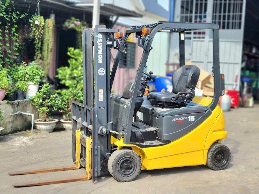 xe nâng điện ngồi lái tại KCN Đình Vũ