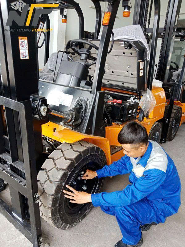 kỹ thuật kiểm tra bình ắc quy xe nâng điện