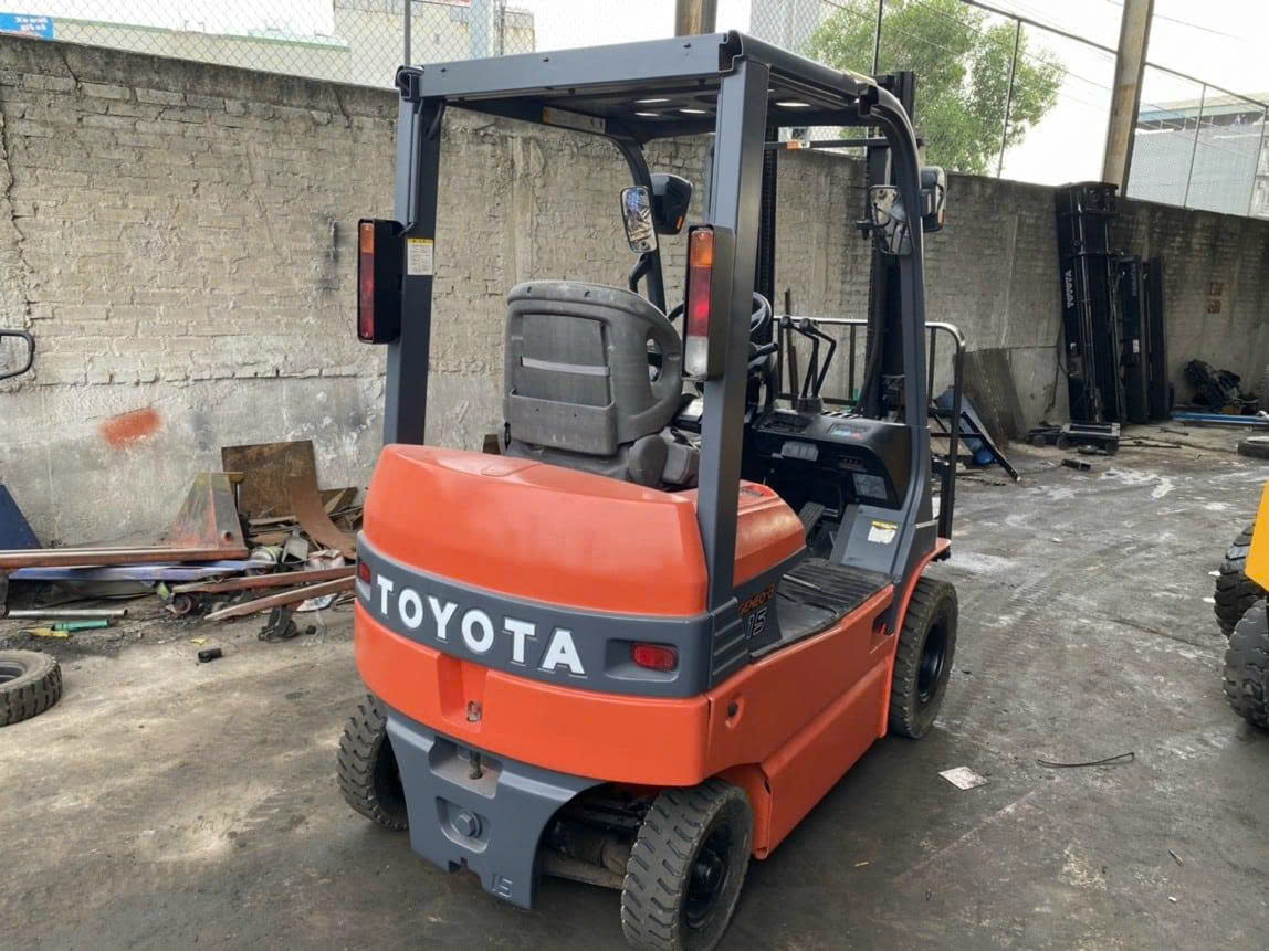 Xe nâng điện ngồi lái 1.5 tấn Toyota