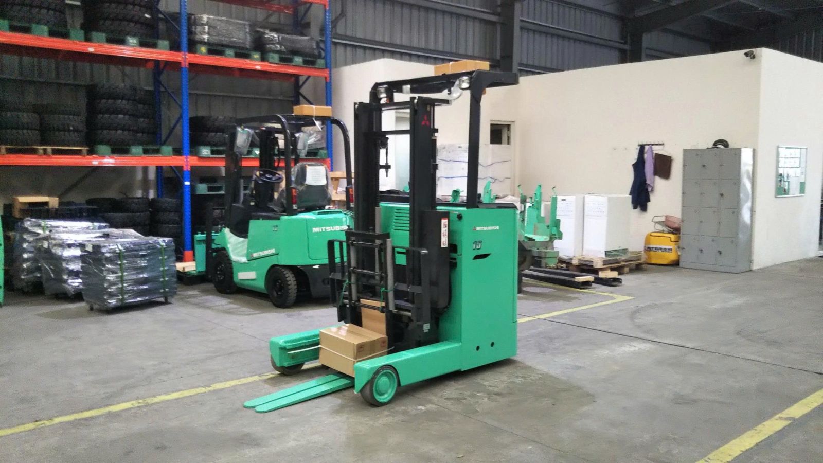 Ảnh xe nâng điện đứng lái tại kho Minh Khôi