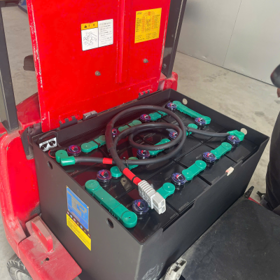 Thay pin xe nâng điện chính hãng tại Hà Nội | Xe Nâng Minh Khôi